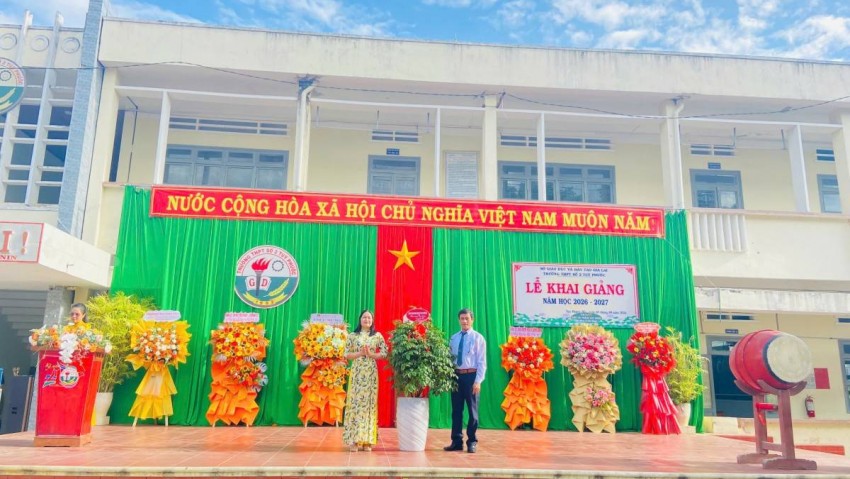 Tại điểm chính Trường Trung học phổ thông số 2 Tuy Phước, đồng chí Huỳnh Thị Thanh Nguyệt, Bí thư Đảng ủy, Chủ tịch Hội đồng nhân dân xã, dự lễ khai giảng và tặng nhà trường chậu cây hạnh phúc. Ảnh: Quang Khang