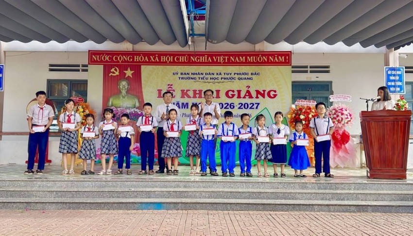 Những phần quà là sự động viên thiết thực, góp phần tiếp thêm động lực để học sinh vượt qua khó khăn, yên tâm học tập và phấn đấu trong năm học mới.