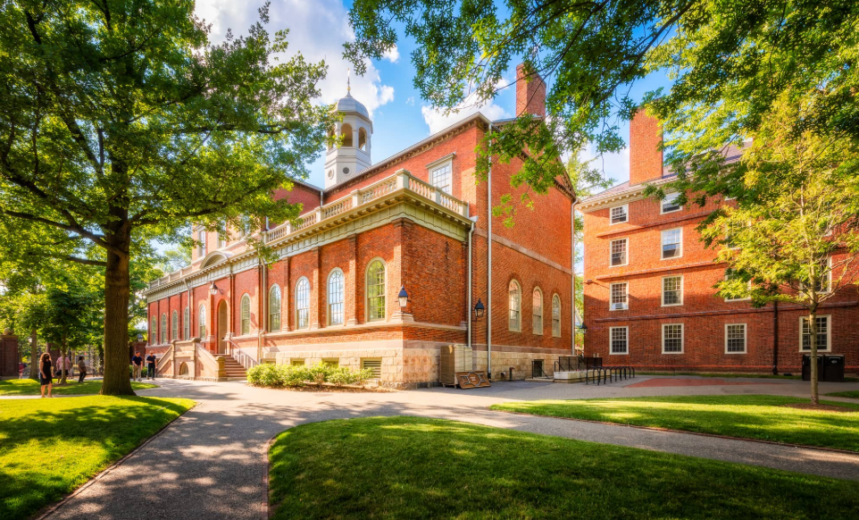 Đại học Harvard, nơi Eduardo Saverin gặp Mark Zuckerberg và cùng nhau khởi động dự án mạng xã hội mà sau này trở thành Facebook, gã khổng lồ công nghệ định hình lại cách cả thế giới kết nối.