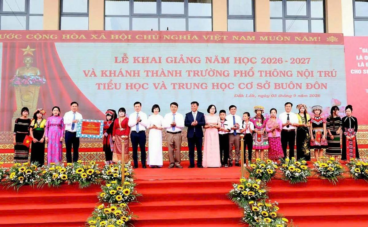  Ông Lương Nguyễn Minh Triết, Ủy viên Ban Chấp hành Trung ương Đảng, Bí thư Tỉnh ủy, Trưởng đoàn Đại biểu Quốc hội tỉnh Đắk Lắk và ông Đỗ Hữu Huy, Ủy viên dự khuyết Ban Chấp hành Trung ương Đảng, Phó Bí thư Tỉnh ủy, Chủ tịch UBND tỉnh Đắk Lắk trao quà của Tổng Bí thư, Chủ tịch nước Tô Lâm tặng thầy và trò Trường Phổ thông nội trú TH và THCS Buôn Đôn.