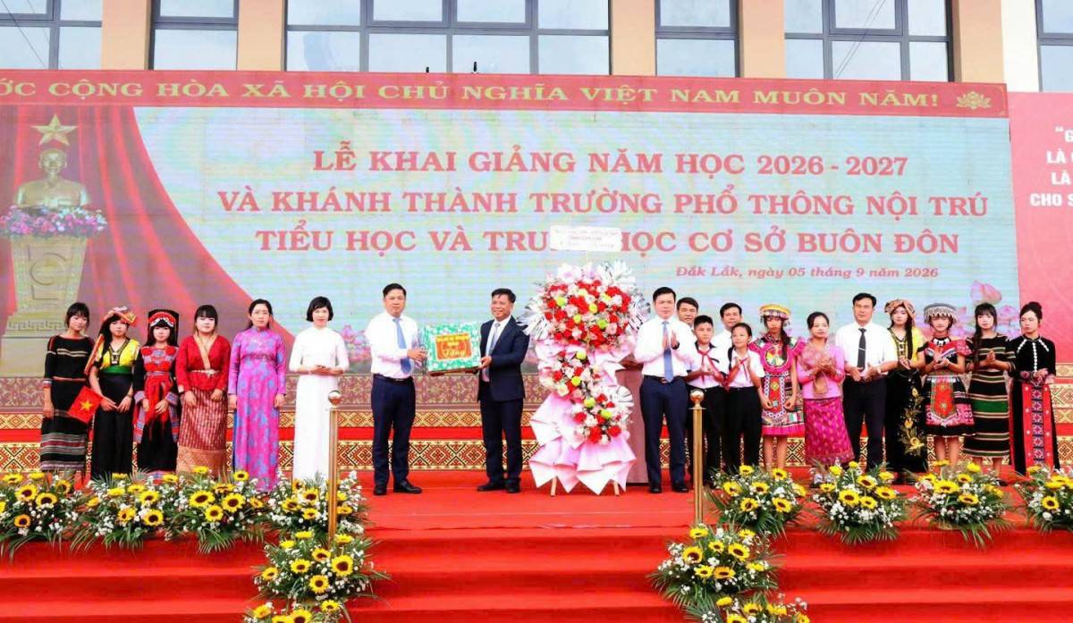 Lãnh đạo tỉnh Đắk Lắk trao hoa, quà của tỉnh Đắk Lắk chúc mừng Trường Phổ thông nội trú TH và THCS Buôn Đôn nhân ngày khai giảng năm học mới.