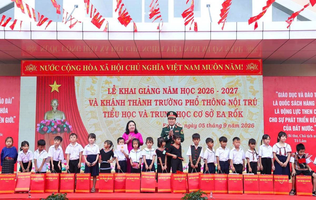 Đại tướng Nguyễn Tân Cương, Ủy viên Ban Chấp hành Trung ương Đảng, Tổng Tham mưu trưởng Quân đội nhân dân Việt Nam, Thứ trưởng Bộ Quốc phòng và lãnh đạo tỉnh Đắk Lắk trao học bổng tặng các em học sinh Trường Phổ thông nội trú TH và THCS Ea Rốk. (Ảnh: Cổng TTĐT Đắk Lắk)