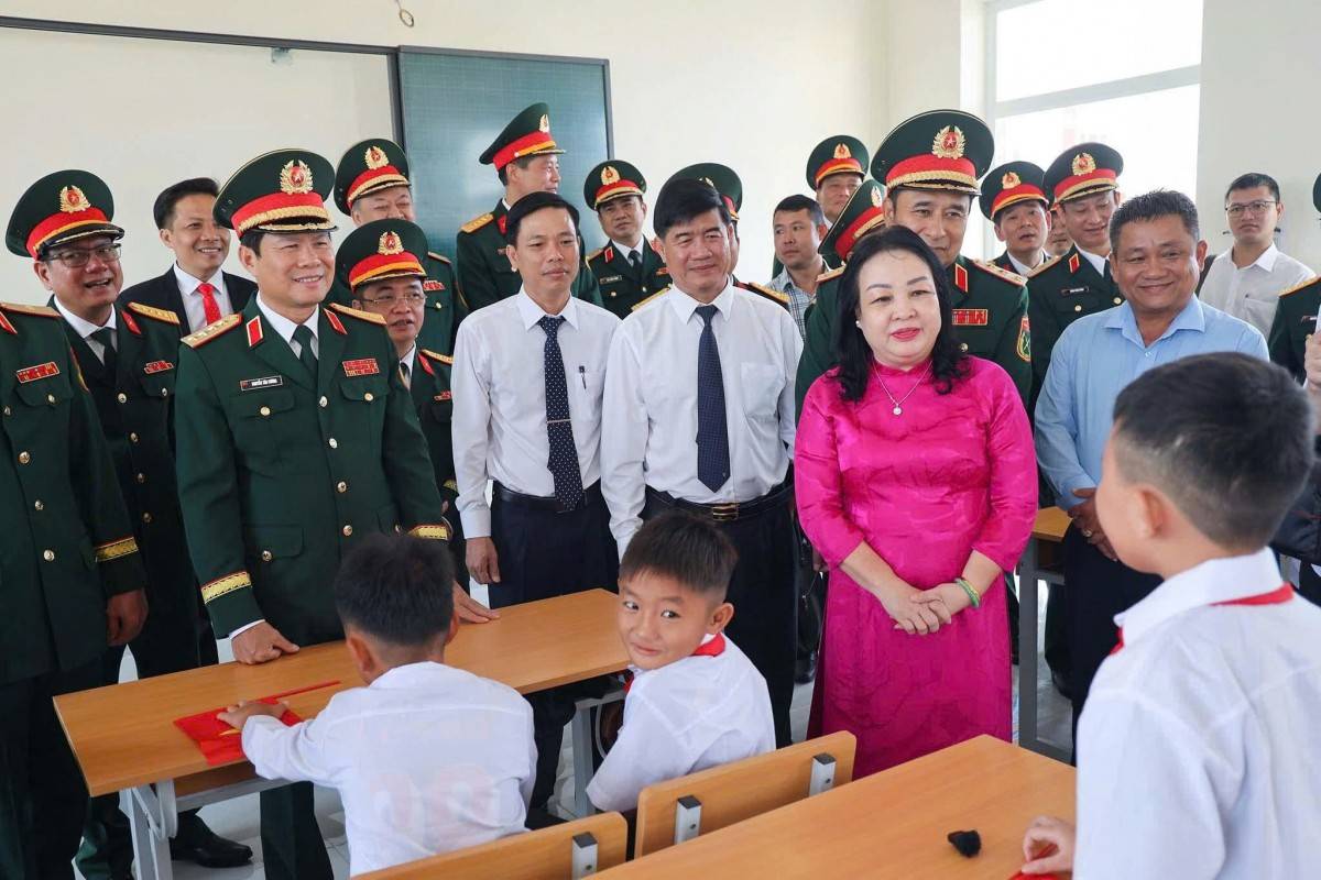 Bà Cao Thị Hoà An, Ủy viên Ban Chấp hành Trung ương Đảng, Phó Bí thư Thường trực Tỉnh ủy, Chủ tịch Hội đồng nhân dân tỉnh Đắk Lắk và các đại biểu trò chuyện với các em học sinh Trường Phổ thông nội trú TH và THCS Ea Rốk. (Ảnh: Cổng TTĐT Đắk Lắk)