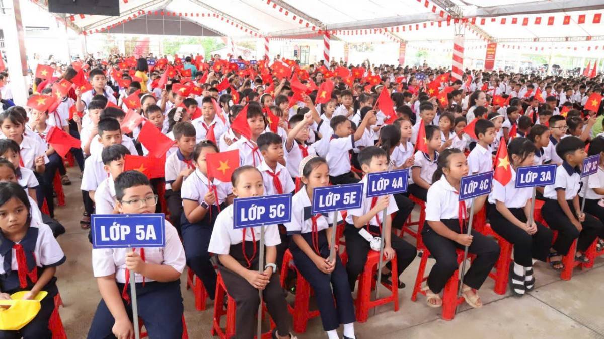 Học sinh Trường Phổ thông nội trú Tiểu học và THCS Buôn Đôn tham dự lễ khai giảng năm học 2026-2027.