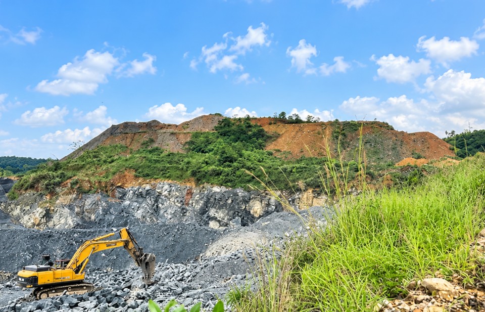 Lâm Đồng thu hồi hơn 446.000 m³ đất tầng phủ tại mỏ đá Tây Đại Lào