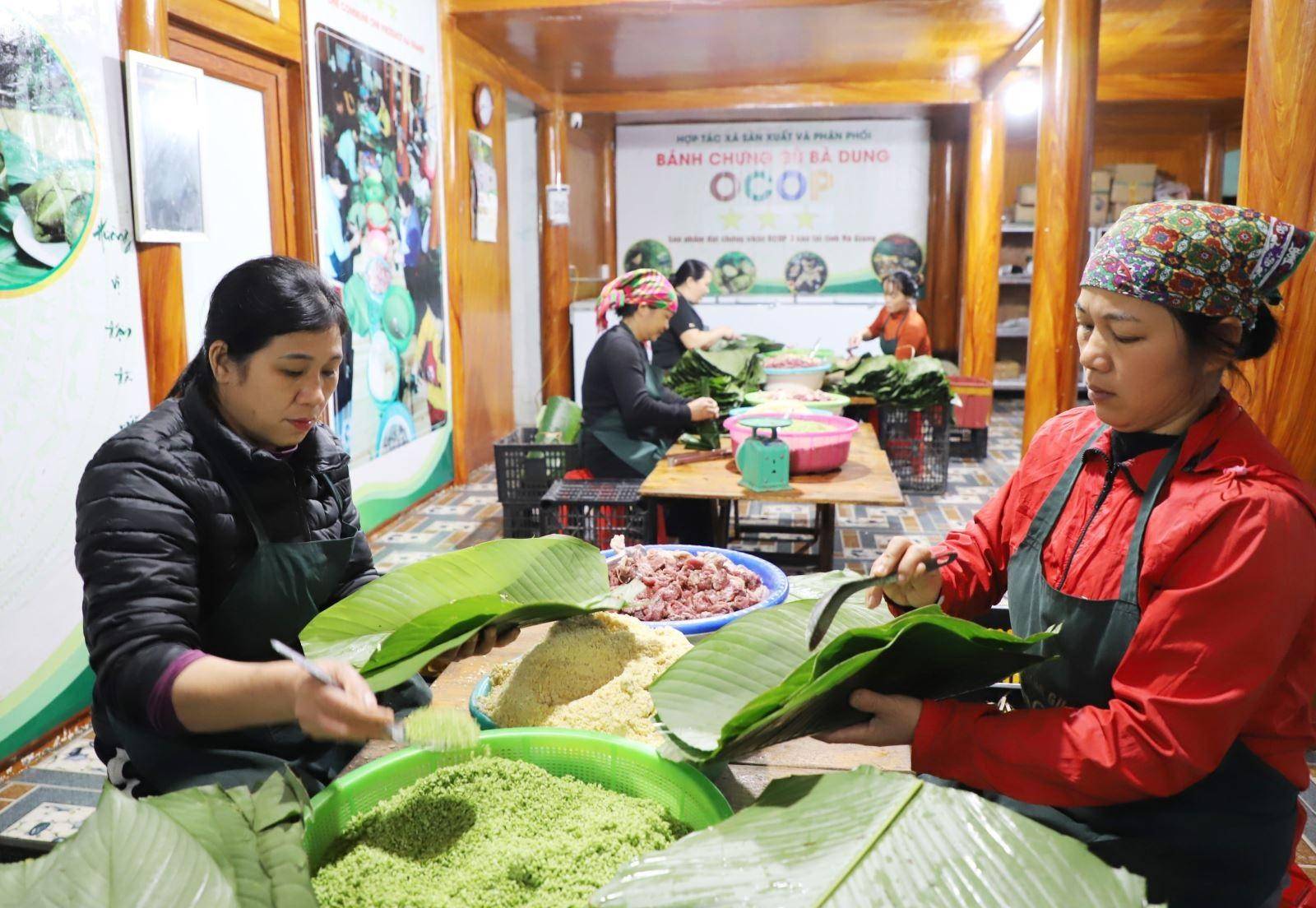 Phụ nữ tại cơ sở sản xuất bánh chưng gù ở xã Ngọc Đường, tỉnh Tuyên Quang tham gia gìn giữ nghề truyền thống và tạo sinh kế tại chỗ. Mô hình tạo việc làm cho gần 40 hộ cùng hàng chục lao động nữ địa phương