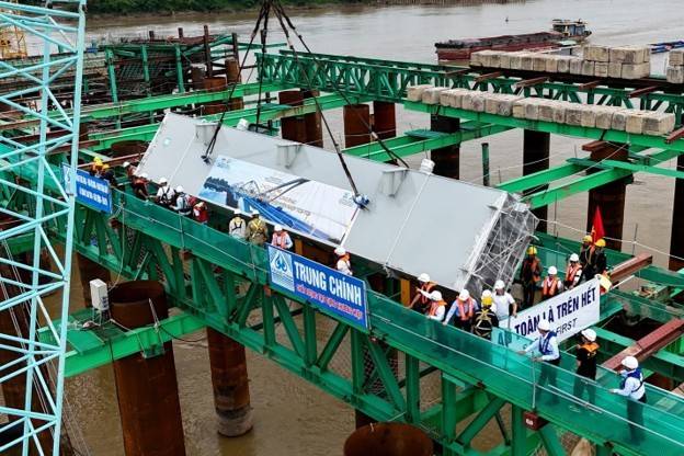 Nhà thầu Trung Chính tổ chức lắp dựng những đốt dầm dọc chủ đầu tiên tại nhịp cầu nối hai trụ TC3 - TC4, đánh dấu việc cầu Trần Hưng Đạo bước vào giai đoạn thi công kết cấu phần trên (Ảnh: https://baodautu.vn).