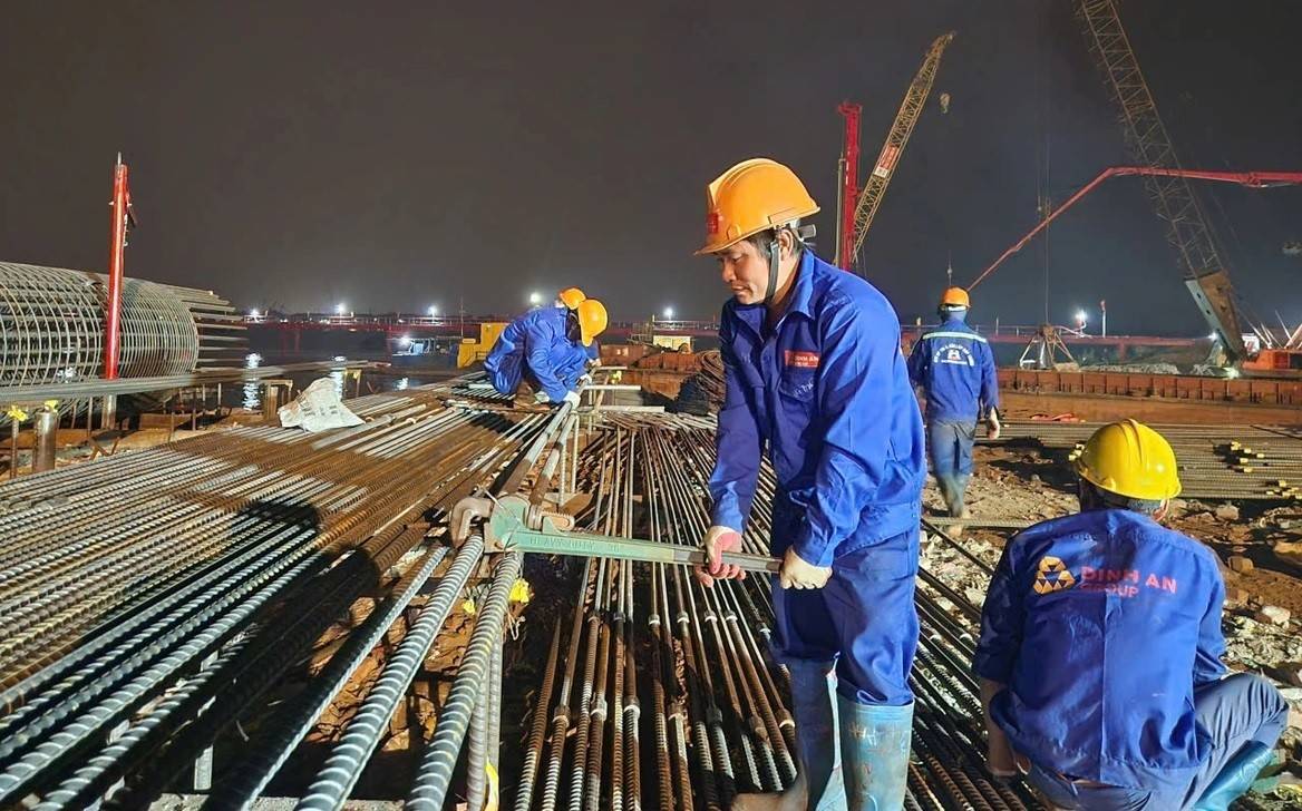 Hàng trăm kỹ sư, công nhân trên công trường cầu Thượng Cát vẫn miệt mài bám trụ ngày, đêm. Phía sau ánh đèn công trường là quyết tâm lớn của nhà thầu đưa công trình giao thông trọng điểm của Thủ đô về đích sớm (Ảnh: https://dinhanlc.vn).