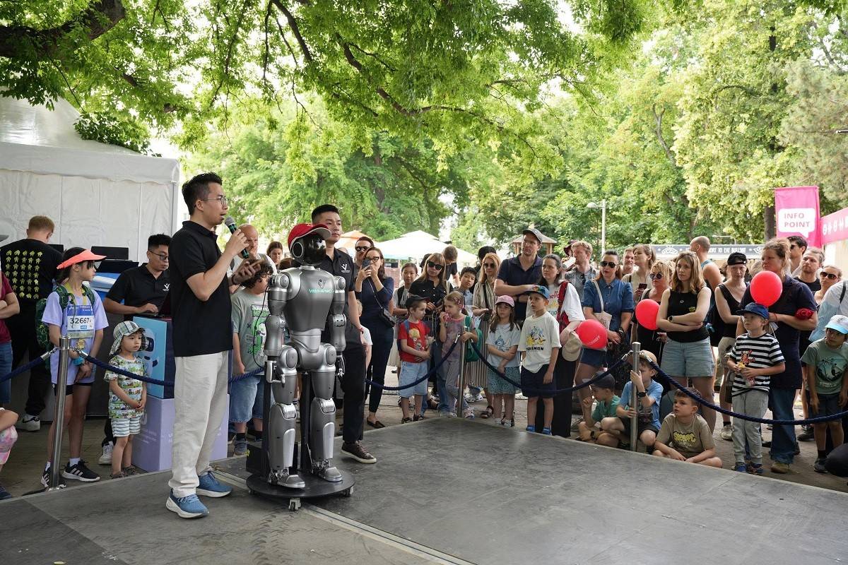 Mẫu Robot hình người của Dynamics – công ty thành viên của Vingroup tham gia các sự kiện công nghệ và robotics hàng đầu thế giới