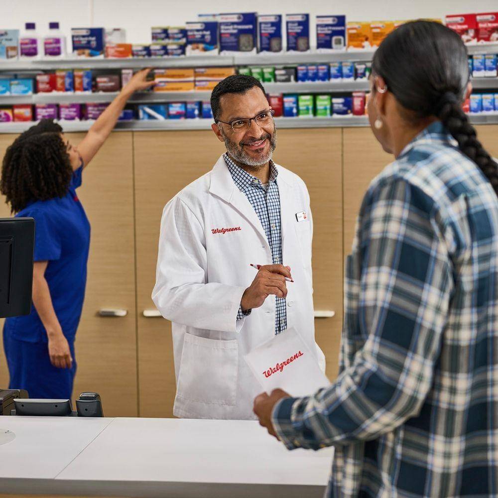 Hoạt động kinh doanh tại các cửa hàng Walgreens, thương hiệu dược phẩm bán lẻ nổi tiếng của Mỹ.