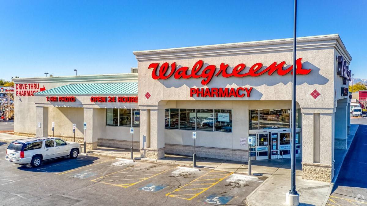 Chuỗi dược phẩm bán lẻ Walgreens, thương hiệu gần một trăm hai mươi năm tuổi, chính thức rời sàn Nasdaq vào cuối tháng 8 năm 2025 sau khi Sycamore Partners hoàn tất thương vụ thâu tóm trị giá hàng chục tỷ đô la.