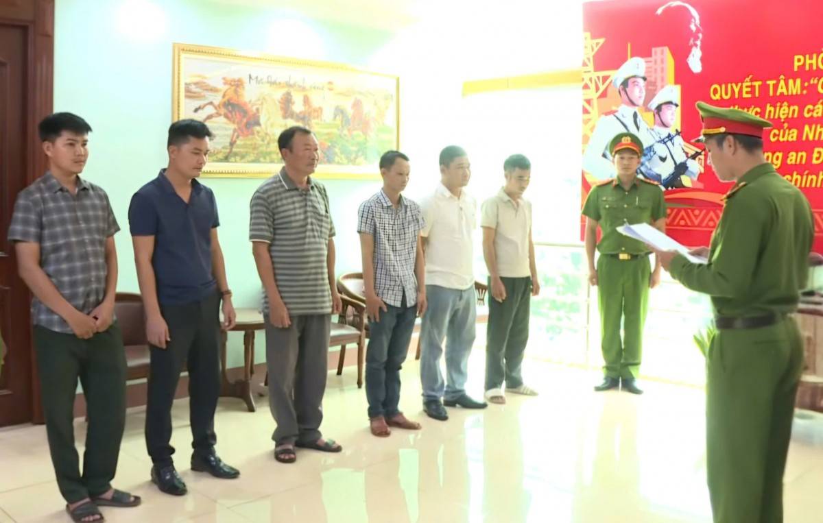 Phòng CSKT Công an tỉnh Đắk Lắk thi hành các quyết định khởi tố vụ án, khởi tố bị can (Ảnh: Sỹ Đức)