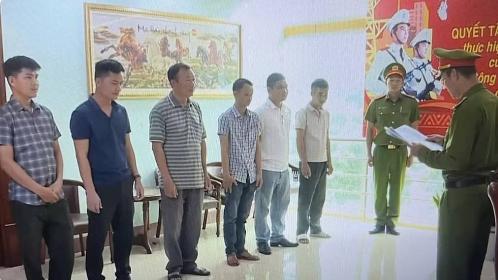 Hơn 160 triệu đồng, phát lộ đường dây đưa gỗ "thông chốt" ở Đắk Lắk