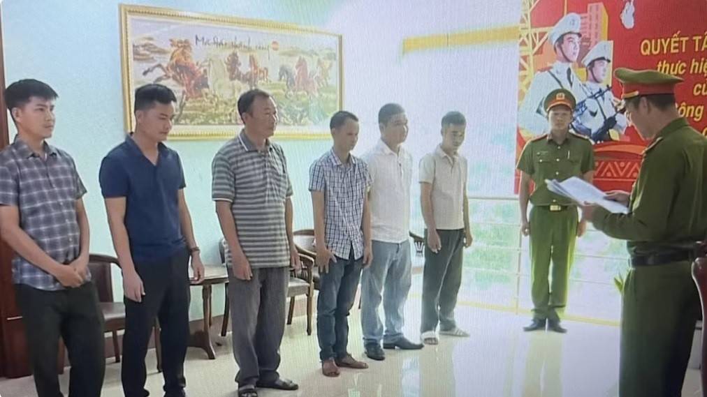 Phòng Cảnh sát kinh tế Công an tỉnh Đắk Lắk cho biết, đơn vị vừa ra quyết định khởi tố vụ án, khởi tố 9 bị can là cán bộ quản lý, bảo vệ rừng về hành vi “Nhận hối lộ”, khởi tố 1 chủ doanh nghiệp về 2 hành vi “Đưa hối lộ” và “Vi phạm quy định về khai thác, bảo vệ rừng và lâm sản”.