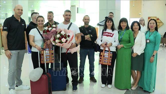 Du khách Cộng hòa Séc chụp ảnh lưu niệm với lãnh đạo Trung tâm Xúc tiến Đầu tư, Thương mại và Du lịch Kiên Giang. Ảnh: TTXVN
