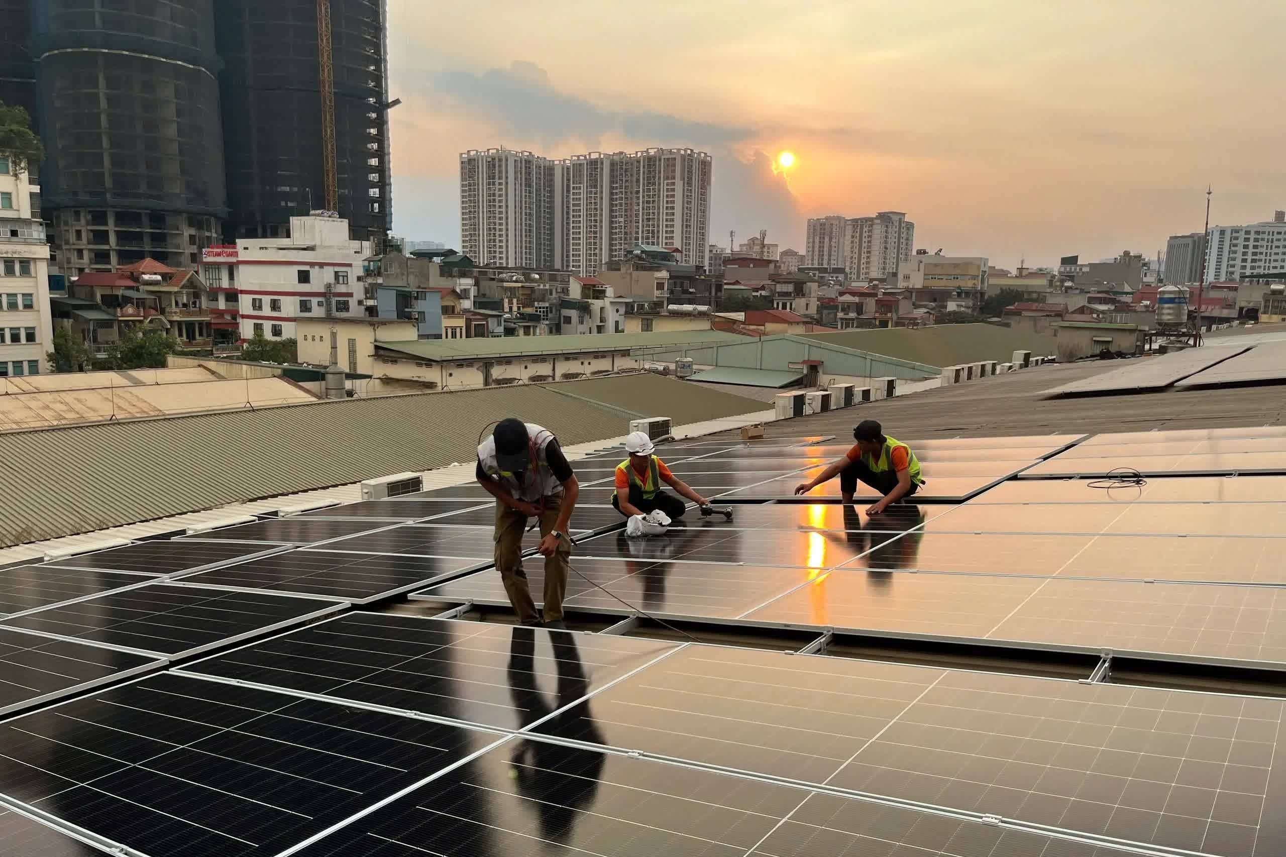 Hà Nội dự kiến hỗ trợ hộ dân lắp điện mặt trời mái nhà và pin lưu trữ tối đa 6 triệu đồng