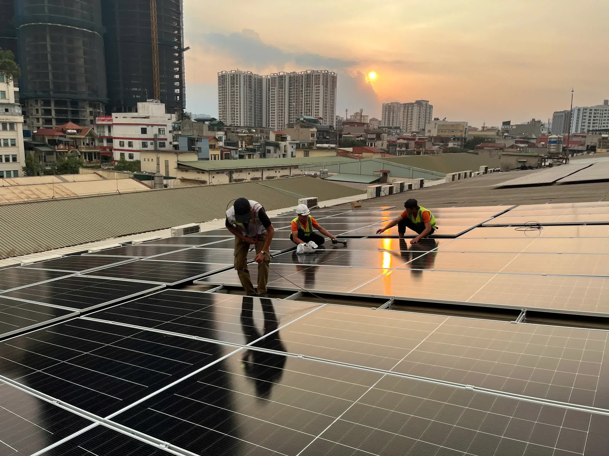 Hà Nội dự kiến hỗ trợ hộ dân lắp điện mặt trời mái nhà và pin lưu trữ tối đa 6 triệu đồng