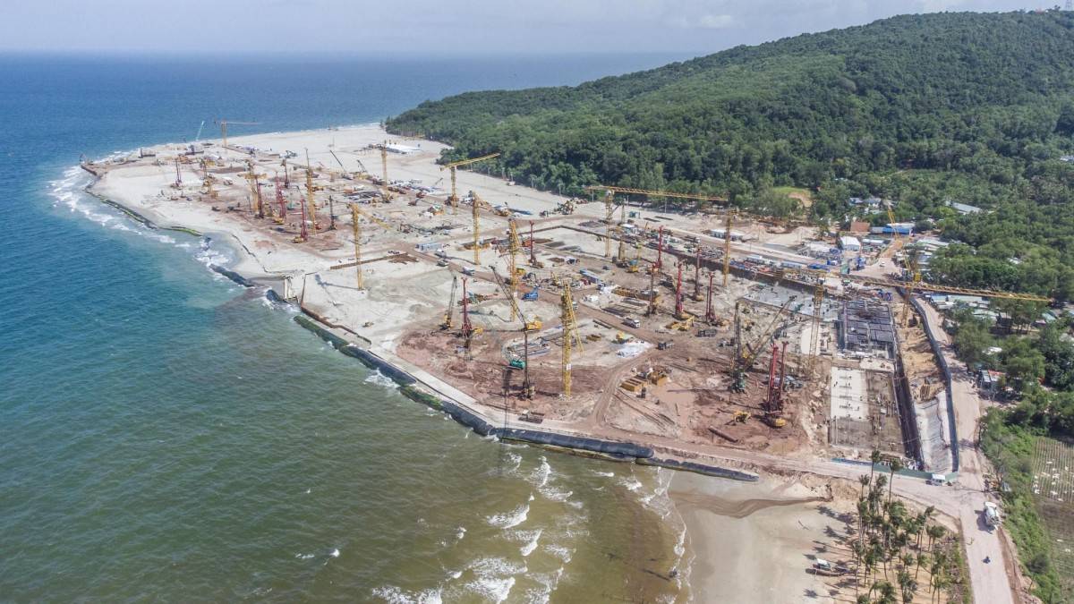 Trên công trường Trung tâm Hội nghị APEC 2027 tại Phú Quốc, hàng loạt mũi thi công được triển khai đồng thời, thể hiện nhịp độ khẩn trương của các dự án chuẩn bị cho sự kiện quốc tế lớn.