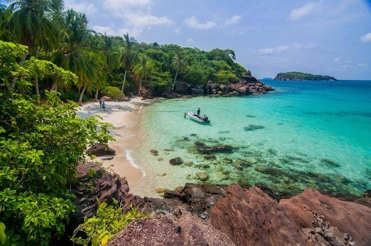 Biển xanh, những đảo nhỏ và hệ sinh thái rừng tạo nên nền tảng tự nhiên đặc biệt của Phú Quốc, lợi thế mà các công trình hạ tầng mới phải được đặt trong mối quan hệ hài hòa để phát triển lâu dài.