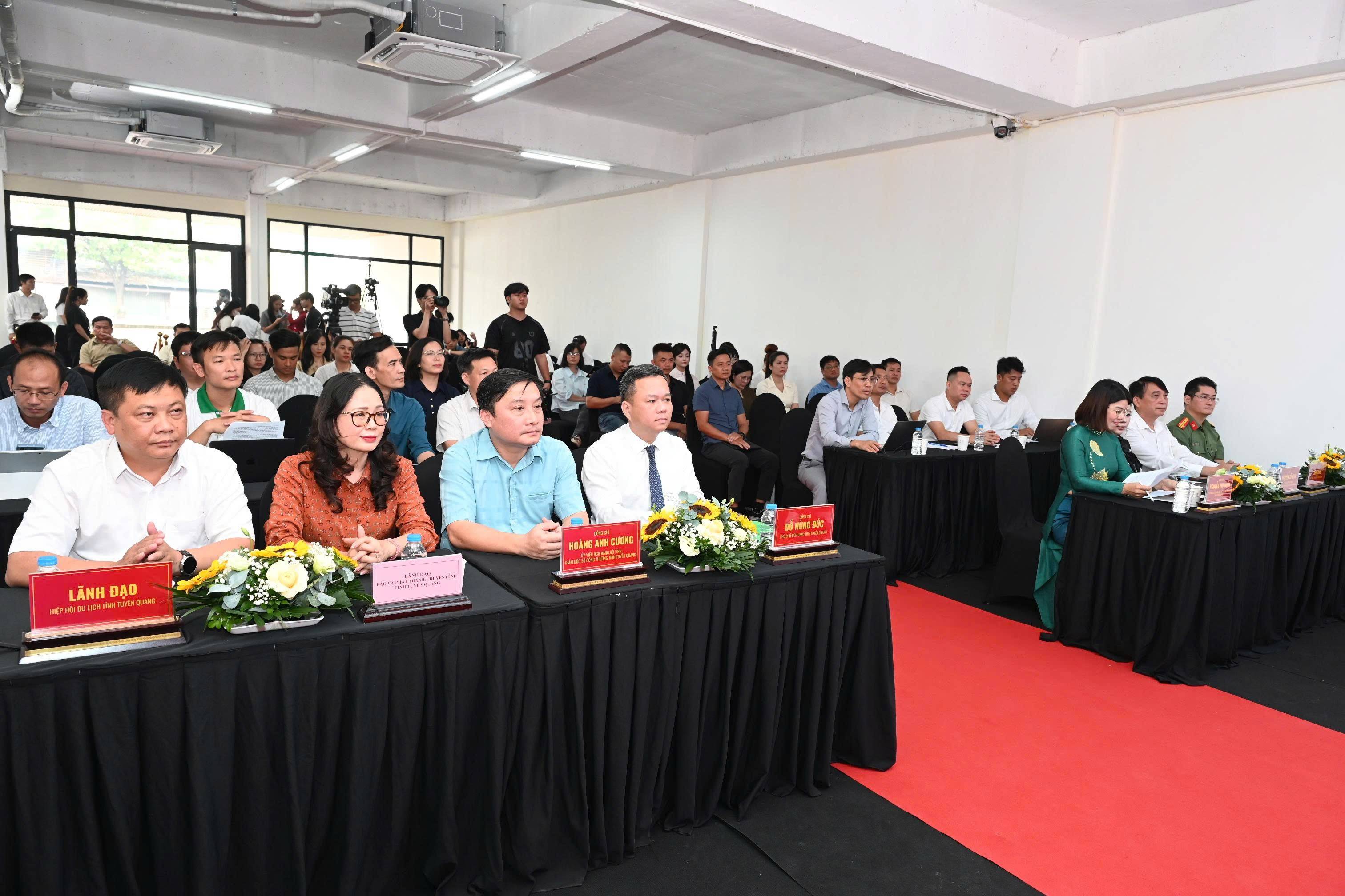 Quảng cảnh buổi họp báo tại Hà Nội