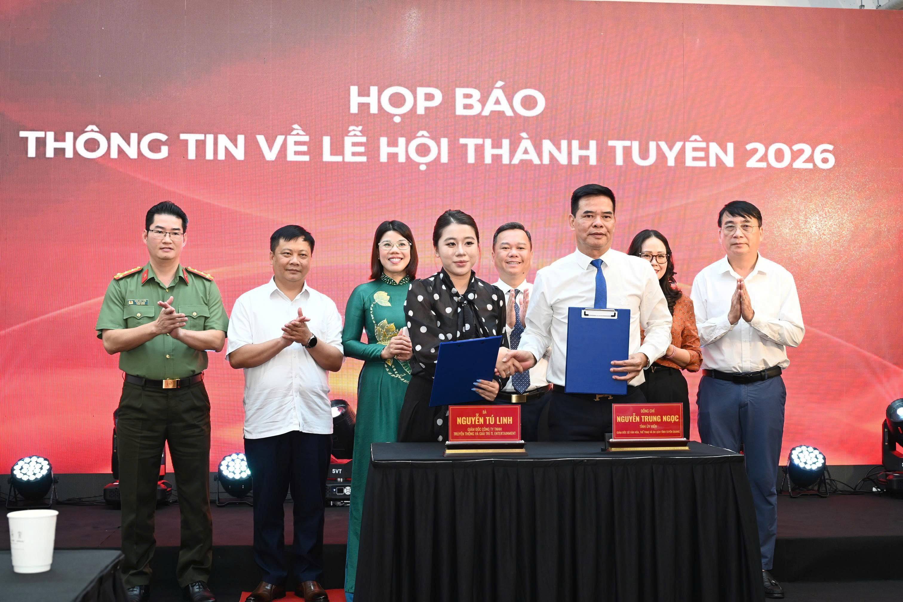Lãnh đạo tỉnh, các đại biểu chứng kiến lễ ký kết hợp tác giữa Sở Văn hóa, Thể thao và Du lịch với công ty truyền thông.