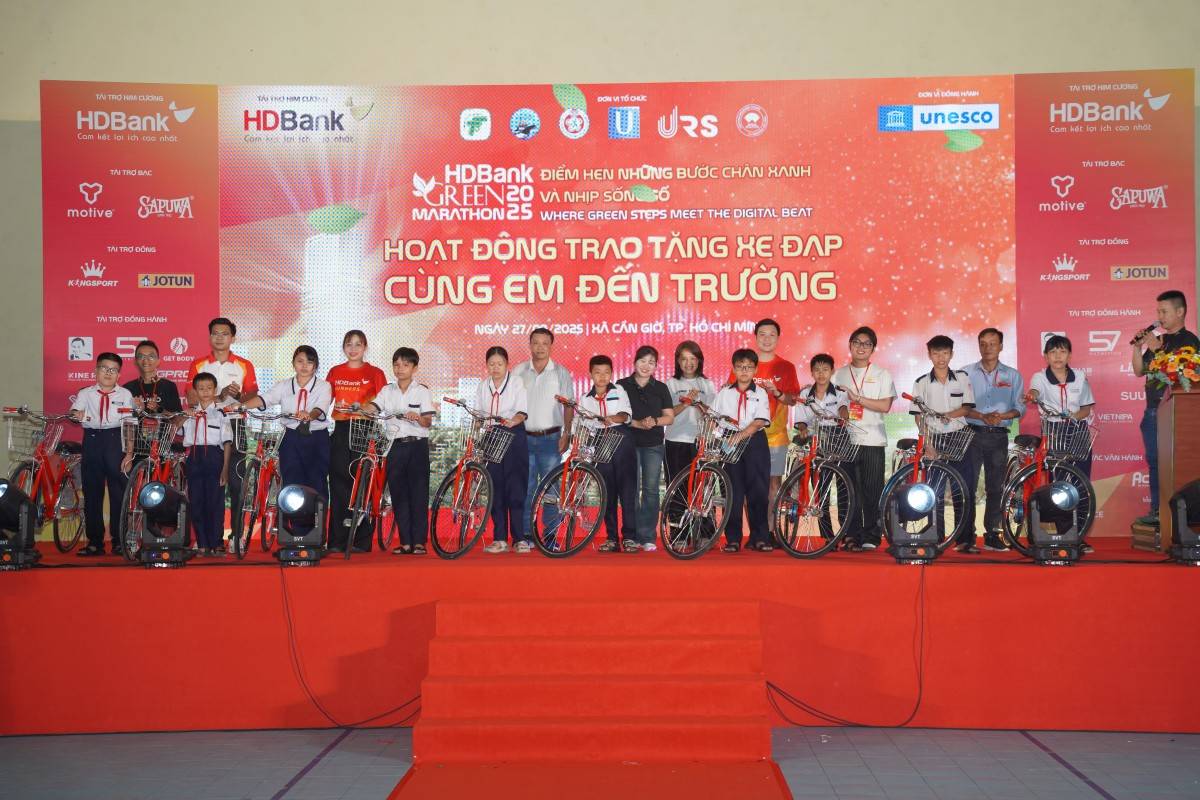 Những phần quà được trao tặng tiếp thêm động lực cho các em học sinh đến trường mỗi ngày.