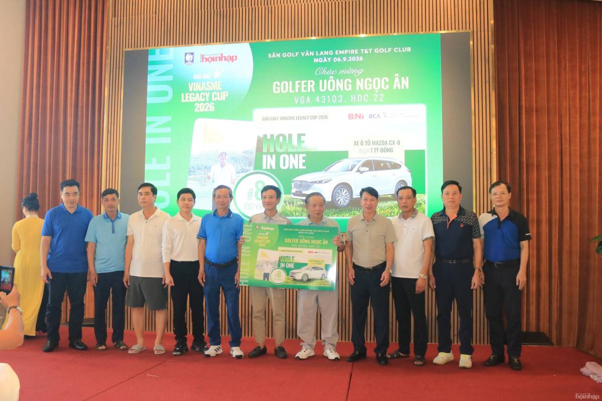 Đại diện BCA Group – BNI Việt Nam trao giải thưởng Hole-in-One cho golfer Uông Ngọc Ân tại VINASME Legacy Cup 2026.
