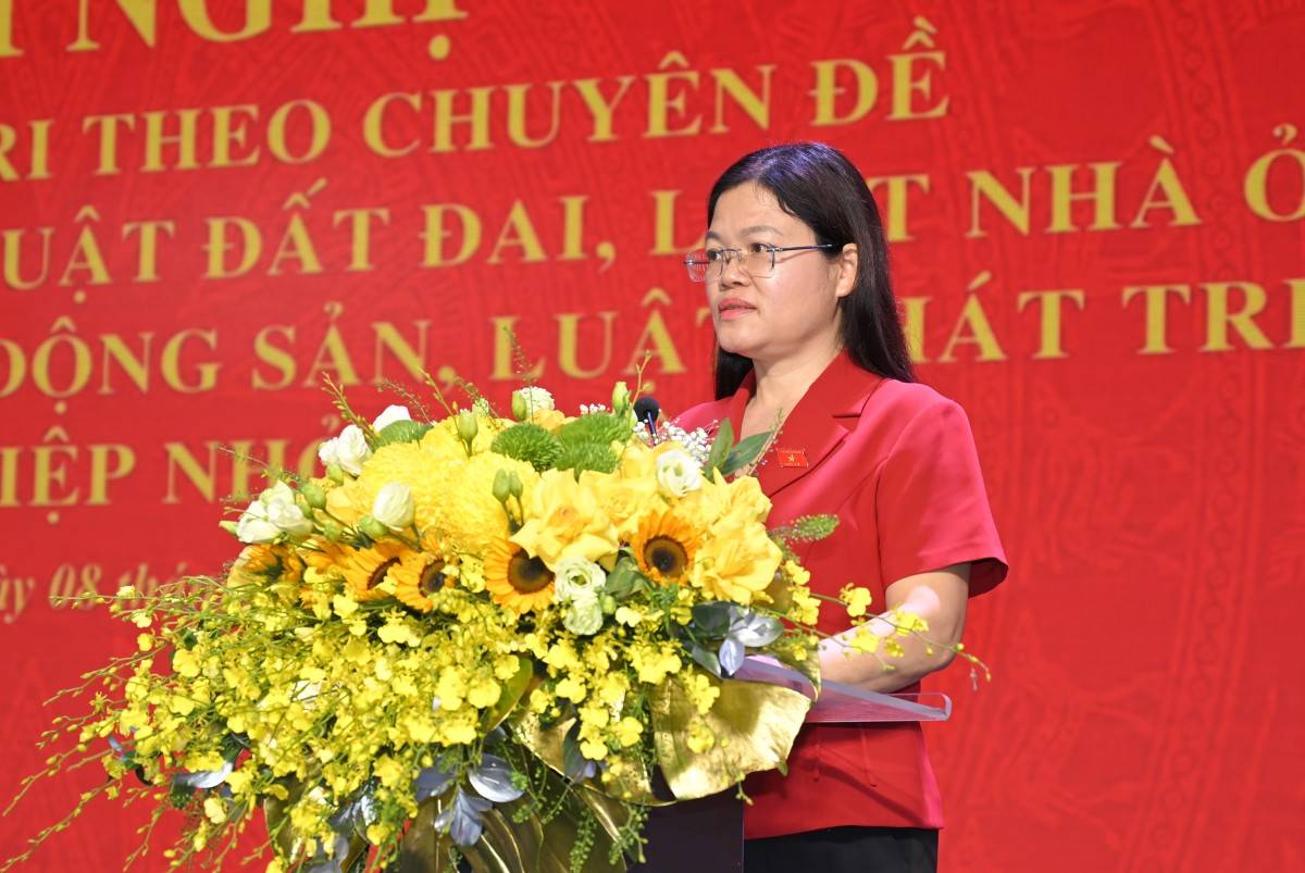Phó Trưởng Đoàn ĐBQH tỉnh Lương Thị Hoa phát biểu đề dẫn tại hội nghị.