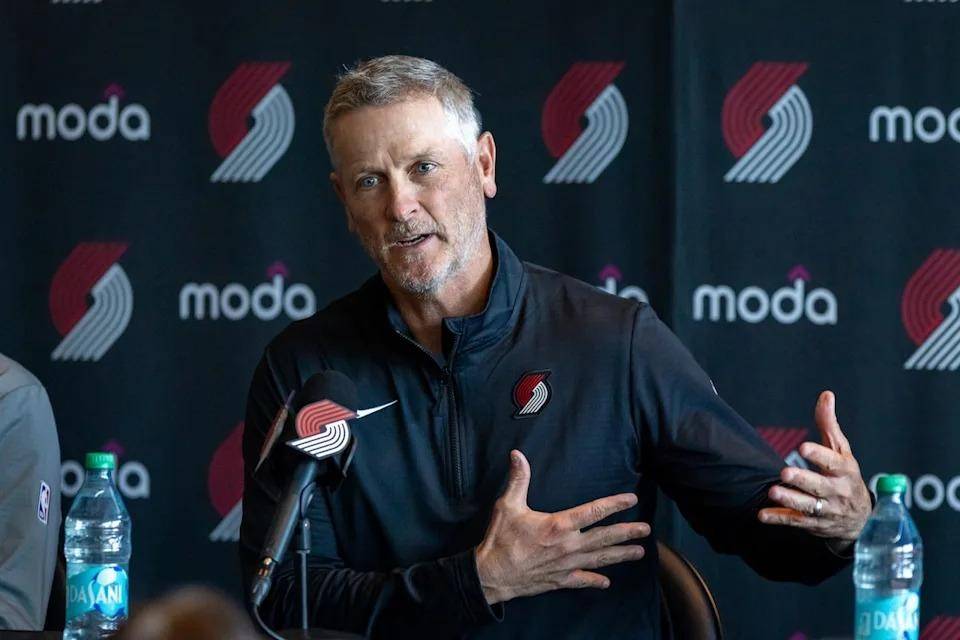 Thomas Dundon, tỷ phú Mỹ và nhà đầu tư đứng sau Carolina Hurricanes, Portland Trail Blazers cùng đế chế pickleball. Forbes hiện ước tính tài sản của ông khoảng 2,3 tỷ USD