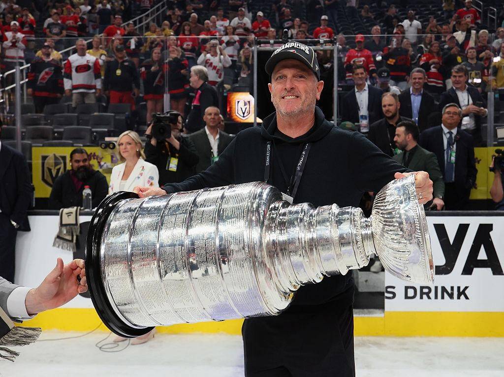 Thomas Dundon trở thành cổ đông chi phối Carolina Hurricanes năm 2018 với mức định giá khoảng 420 triệu USD. Đến năm 2025, Forbes định giá đội bóng ở mức khoảng 2 tỷ USD.