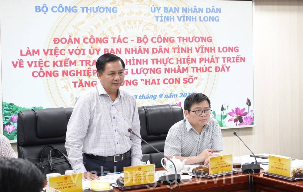 Đồng chí Trần Văn Lâu - Ủy viên Ban chấp hành Trung ương Đảng, Bí thư Tỉnh ủy, Trưởng Đoàn ĐBQH tỉnh phát biểu.