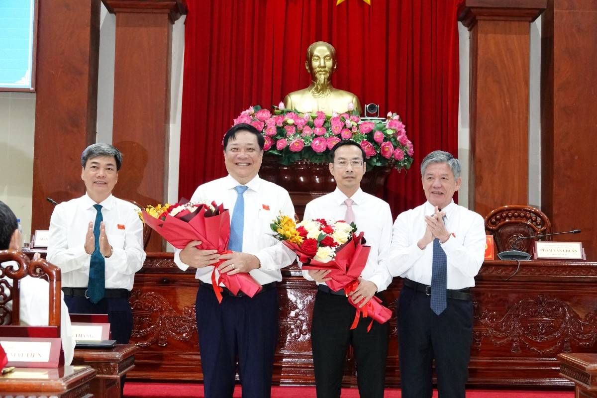 Ông Ngô Chí Cường - Ủy viên Trung ương Đảng, Bí thư Tỉnh ủy, Chủ tịch Hội đồng nhân dân tỉnh (bìa phải) và ông Phạm Văn Chuẩn - Ủy viên Ban Thường vụ Tỉnh ủy, Phó Chủ tịch Thường trực Hội đồng nhân dân tỉnh tặng hoa chúc mừng ông Phạm Thành Ngại giữ chức Phó Tổng Thanh tra Chính phủ và ông Nguyễn Thanh Nhàn được bầu giữ chức vụ Chủ tịch Ủy ban nhân dân tỉnh