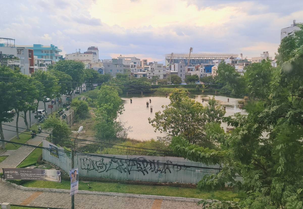 Hệ quả lớn nhất của đất dự án bỏ hoang là gây lãng phí nghiêm trọng nguồn lực đất đai, kìm hãm phát triển kinh tế địa phương và làm suy giảm mỹ quan đô thị. Trong ảnh: Dự án Đà Nẵng Center tại TP. Đà Nẵng bị bỏ hoang qua nhiều năm (Ảnh: VGP/Nhật Anh).