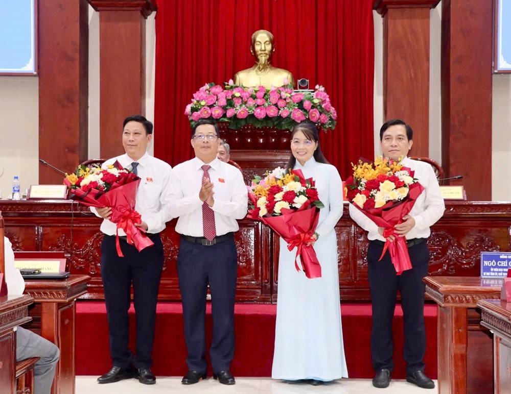 Phó Chủ tịch Hội đồng nhân dân tỉnh Trần Thanh Nguyên tặng hoa cho ông Lê Quang Khôi (bìa trái) và tặng hoa chúc mừng bà Phạm Thị Ngọc Đào, ông Ngô Huỳnh Quang Thái