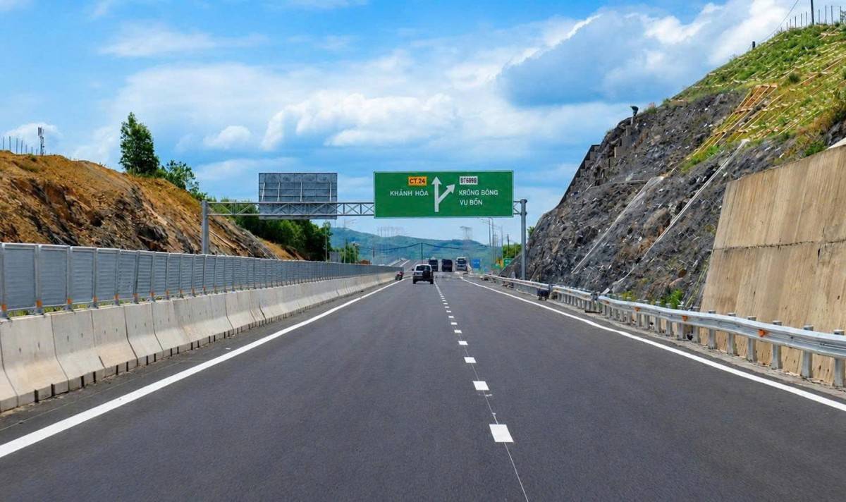 Nhiều điểm nghẽn được tỉnh Đắk Lắk tập trung tháo gỡ, trong đó có giải phóng mặt bằng, nên nhiều dự án đã được các doanh nghiệp nhận thầu đẩy nhanh tiến độ thi công, trong đó Dự án Đường bộ cao tốc Khánh Hòa - Buôn Ma Thuột thành phần 3 sắp hoàn thành.   