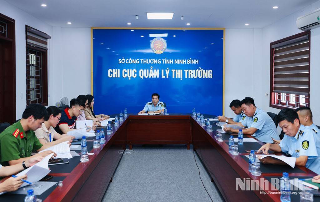 Quang cảnh cuộc họp của Hội đồng Tiêu hủy hàng hóa vi phạm.