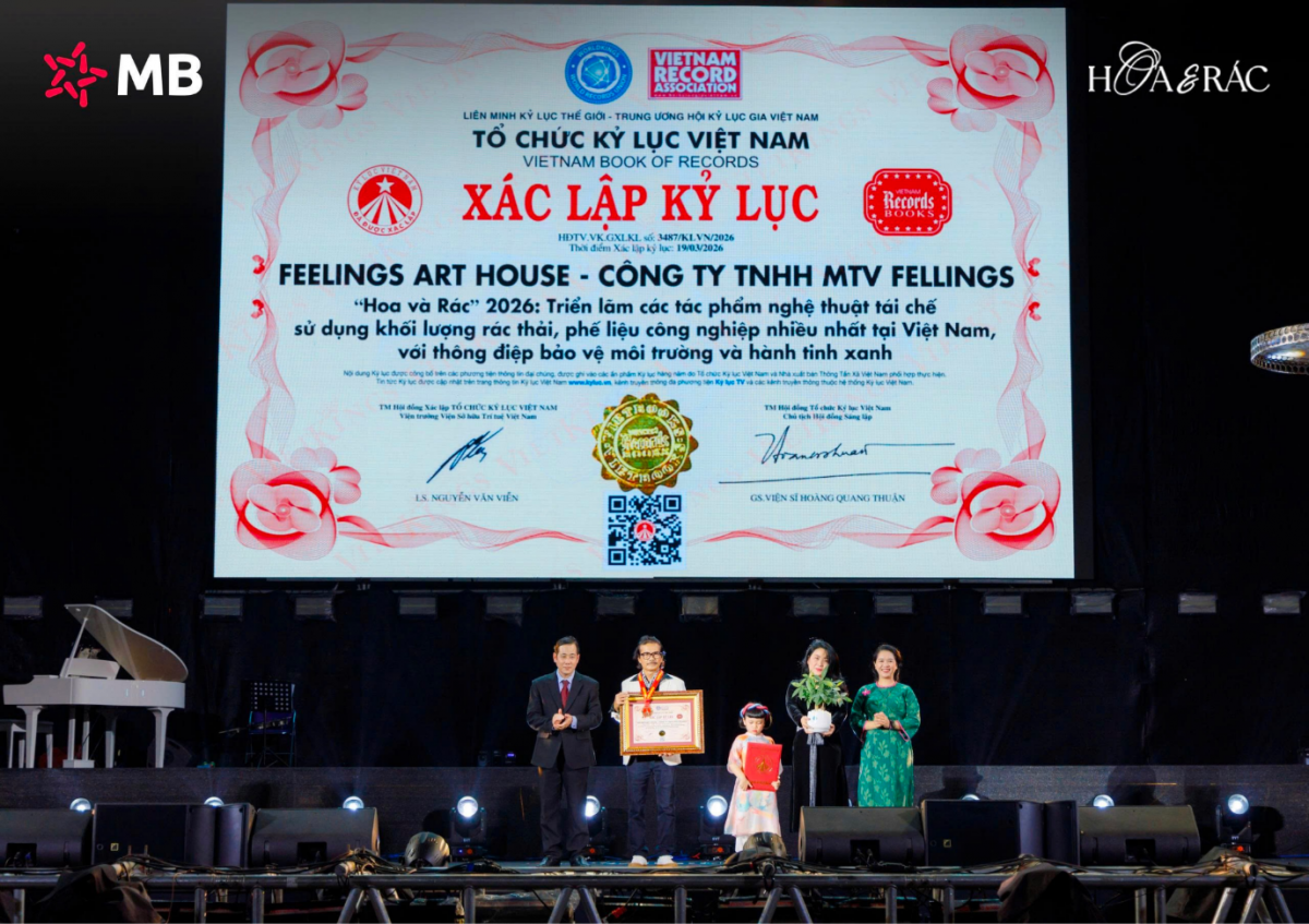 Ông Dương Duy Lâm Viên – Phó Chủ tịch kiêm Tổng Thư ký TW Hội Kỷ lục gia Việt Nam và bà Võ Lưu Lan Uyên trao chứng nhận Kỷ lục Việt Nam đến đại diện Feelings Art House (Ảnh VietKings).