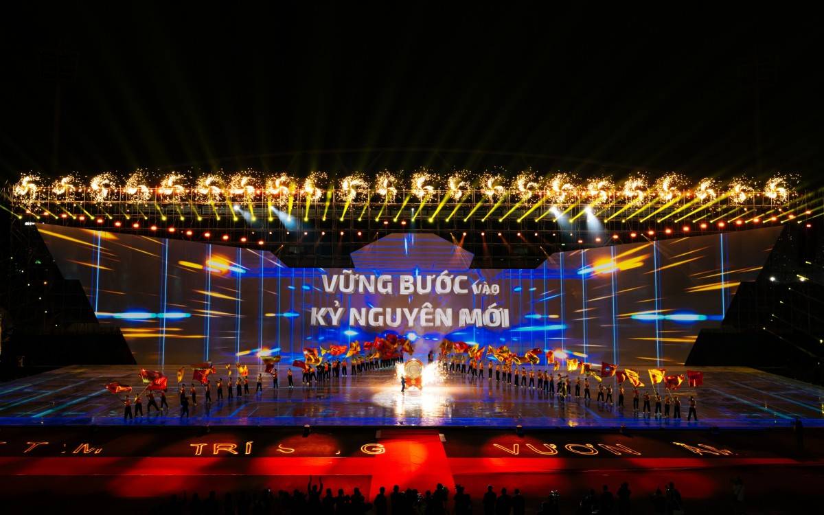 Với ban lãnh đạo SHB, một tổ chức vững mạnh là tổ chức biết tự tôn dân tộc. Ảnh: SHB