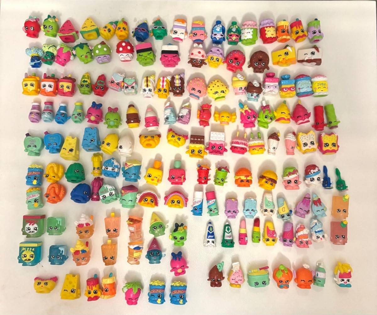 Shopkins là một trong những dòng đồ chơi thành công nhất của Moose Toys, lấy cảm hứng từ các mặt hàng quen thuộc trong cửa hàng và siêu thị. Năm 2015, Shopkins Small Mart giành giải Đồ chơi dành cho bé gái của năm tại Mỹ