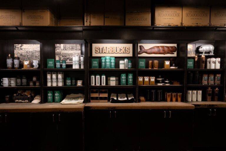 Starbucks chi 1 tỷ USD kéo khách trở lại quán