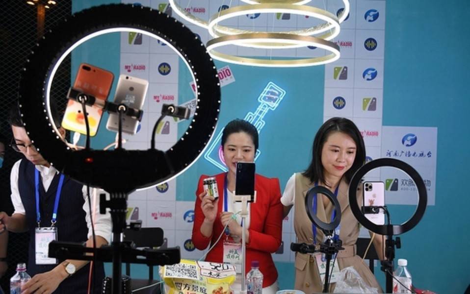 Người tiêu dùng không chỉ cần biết mình mua sản phẩm gì, mà còn cần biết mua của ai, hàng hóa từ đâu và khi có vấn đề thì ai chịu trách nhiệm (Ảnh minh họa: CGTN).