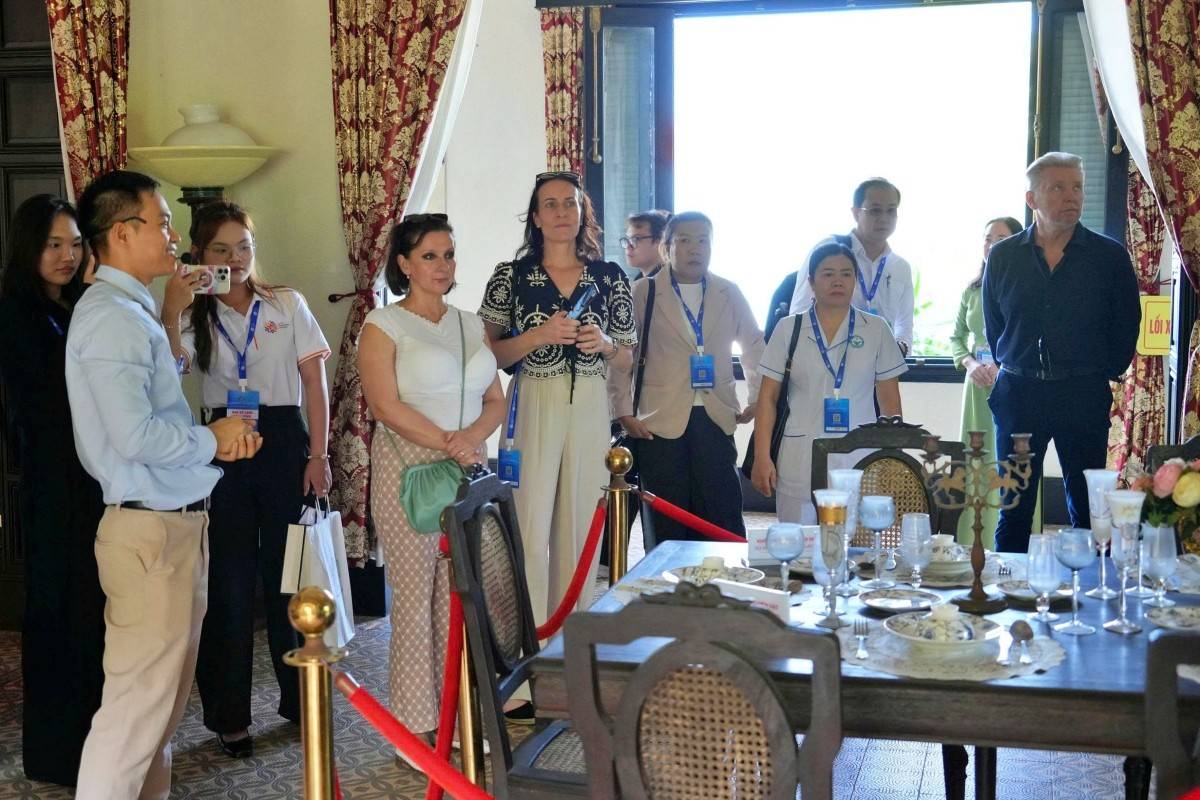 Các đại biểu vô cùng thích thú khi chứng kiến năng lực vận hành chuyên nghiệp của cảng nước sâu lớn nhất Việt Nam khi tham quan Cầu tàu Bến B3 (Ảnh: https://www.hochiminhcity.gov.vn).