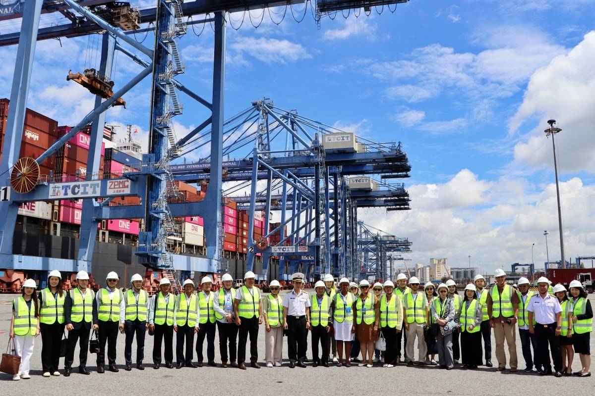 Các đại biểu vô cùng thích thú khi chứng kiến năng lực vận hành chuyên nghiệp của cảng nước sâu lớn nhất Việt Nam khi tham quan Cầu tàu Bến B3 (Ảnh: https://www.hochiminhcity.gov.vn).