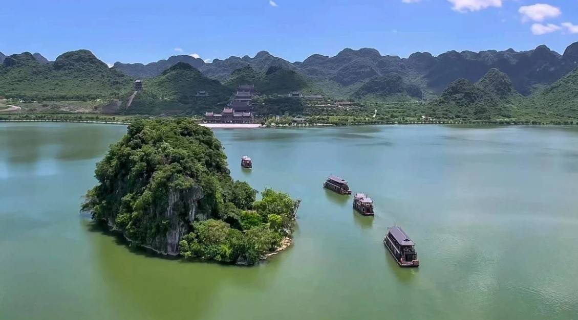 Khu cảnh quan sinh thái Vân Long – Kim Bảng – Tam Chúc (Ninh Bình) đã được UNESCO đưa vào danh sách Di sản Thế giới dự kiến, mở ra bước tiến quan trọng trong hành trình trở thành Di sản Thế giới với giá trị nổi bật về sinh thái, văn hóa và đa dạng sinh học.