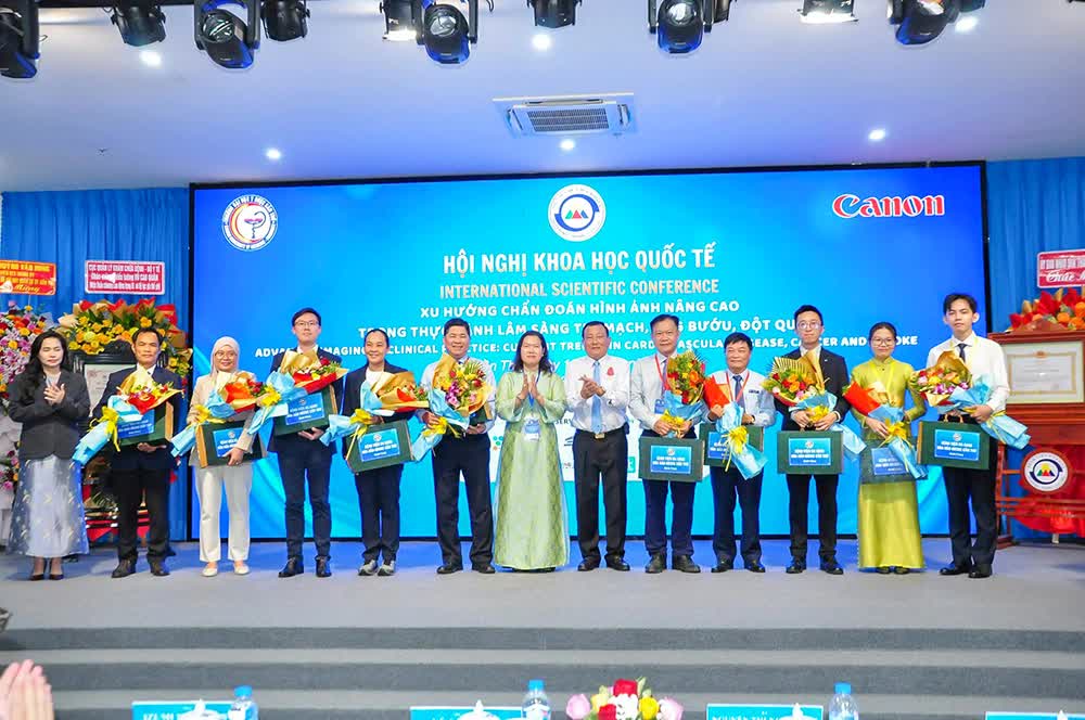 Bà Nguyễn Thị Ngọc Điệp, Phó Chủ tịch UBND TP Cần Thơ và Thiếu tướng Vũ Cao Quân trao hoa tặng Chủ tọa đoàn và các chuyên gia tại hội nghị. 
