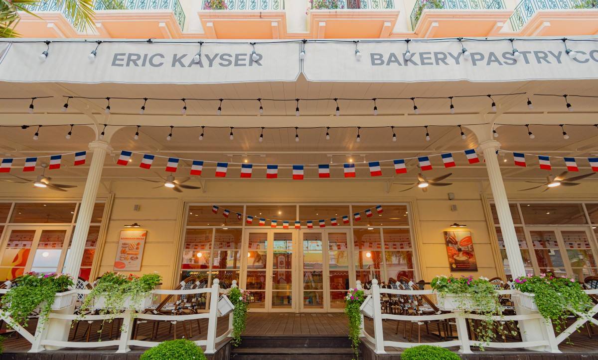 Maison Kayser hiện diện tại những điểm đến mang đậm cảm hứng châu Âu, trong đó có cửa hàng nằm giữa Thị trấn Hoàng Hôn, Nam đảo Phú Quốc