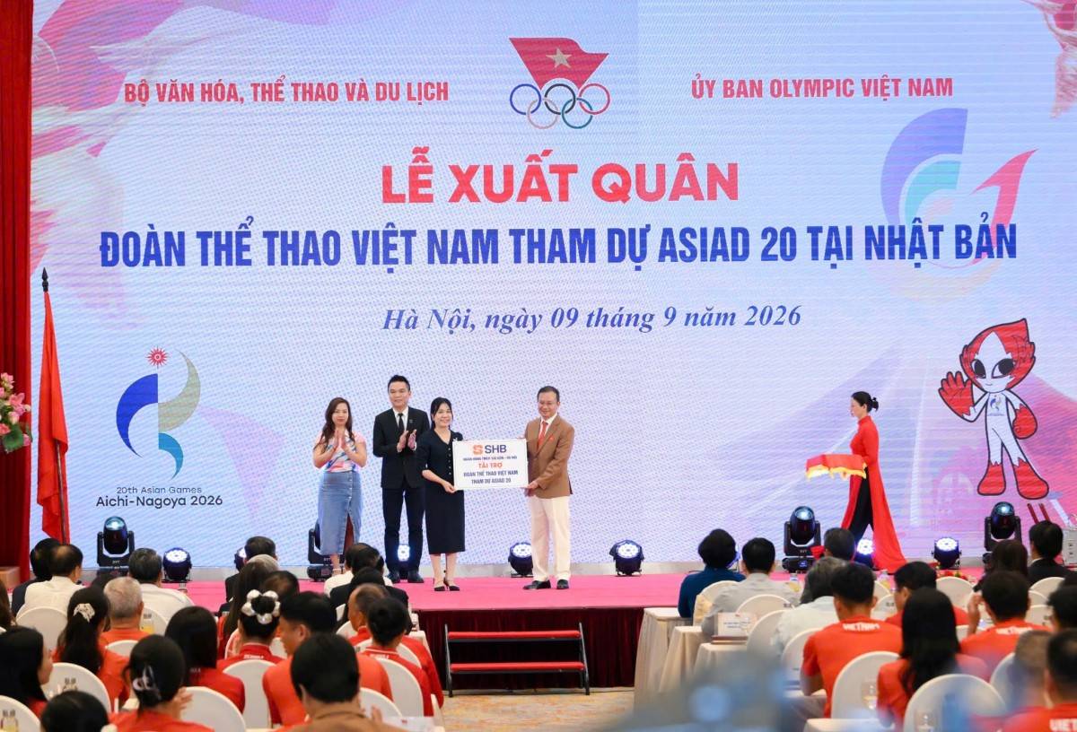 Phó Tổng Giám đốc SHB Ninh Thị Lan Phương đại diện Ngân hàng trao bảng tài trợ tới Đoàn Thể thao Việt Nam