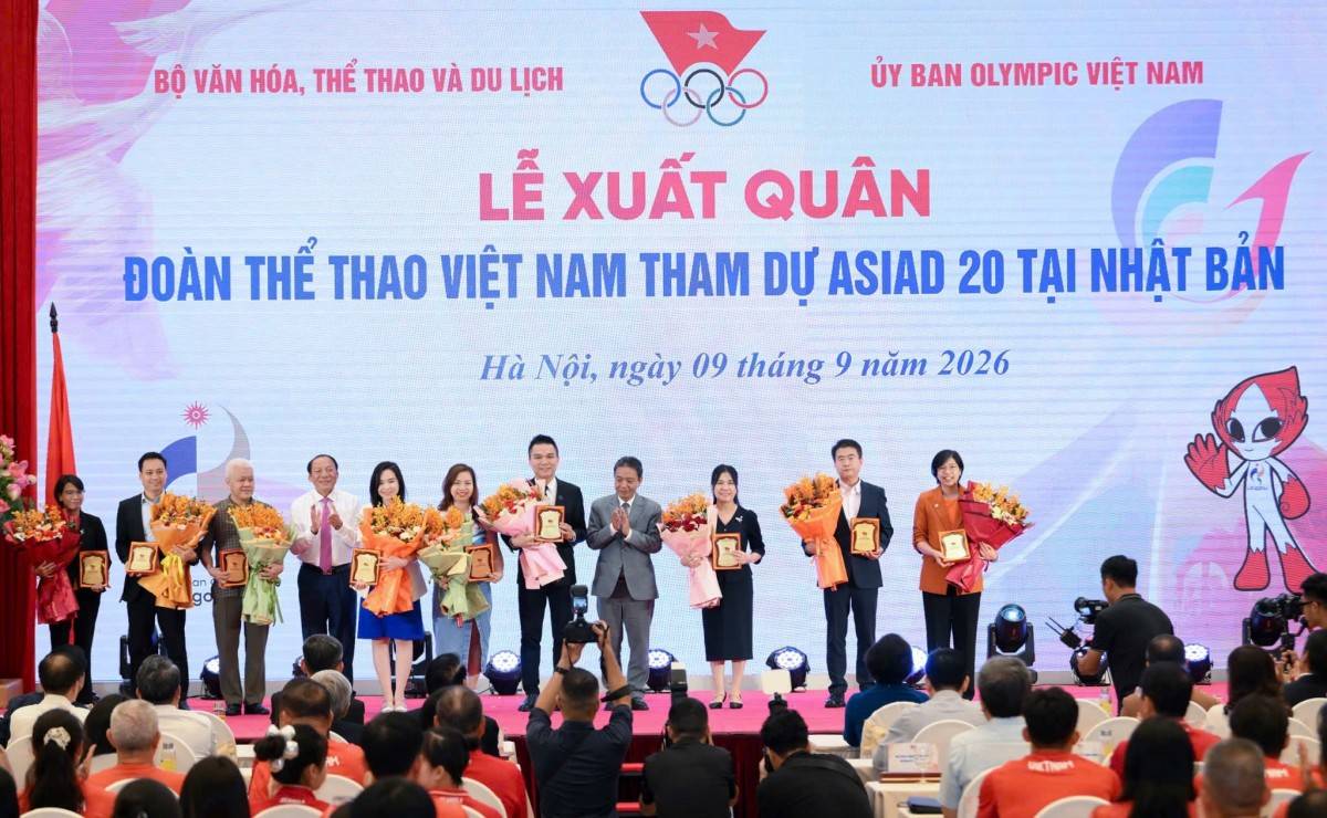 Chủ tịch Ủy ban Olympic Việt Nam Nguyễn Văn Hùng và Thứ trưởng Bộ VHTTDL Hoàng Đạo Cương tặng Kỷ niệm chương và hoa cho đại diện SHB và các đơn vị tài trợ, đồng hành