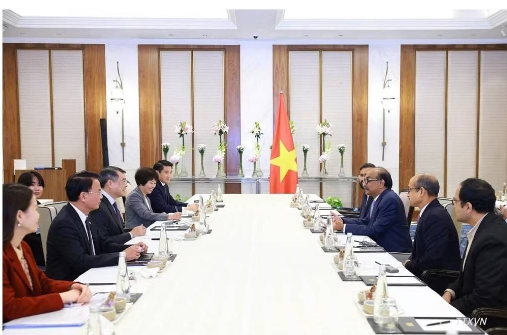 Quang cảnh buổi làm việc 