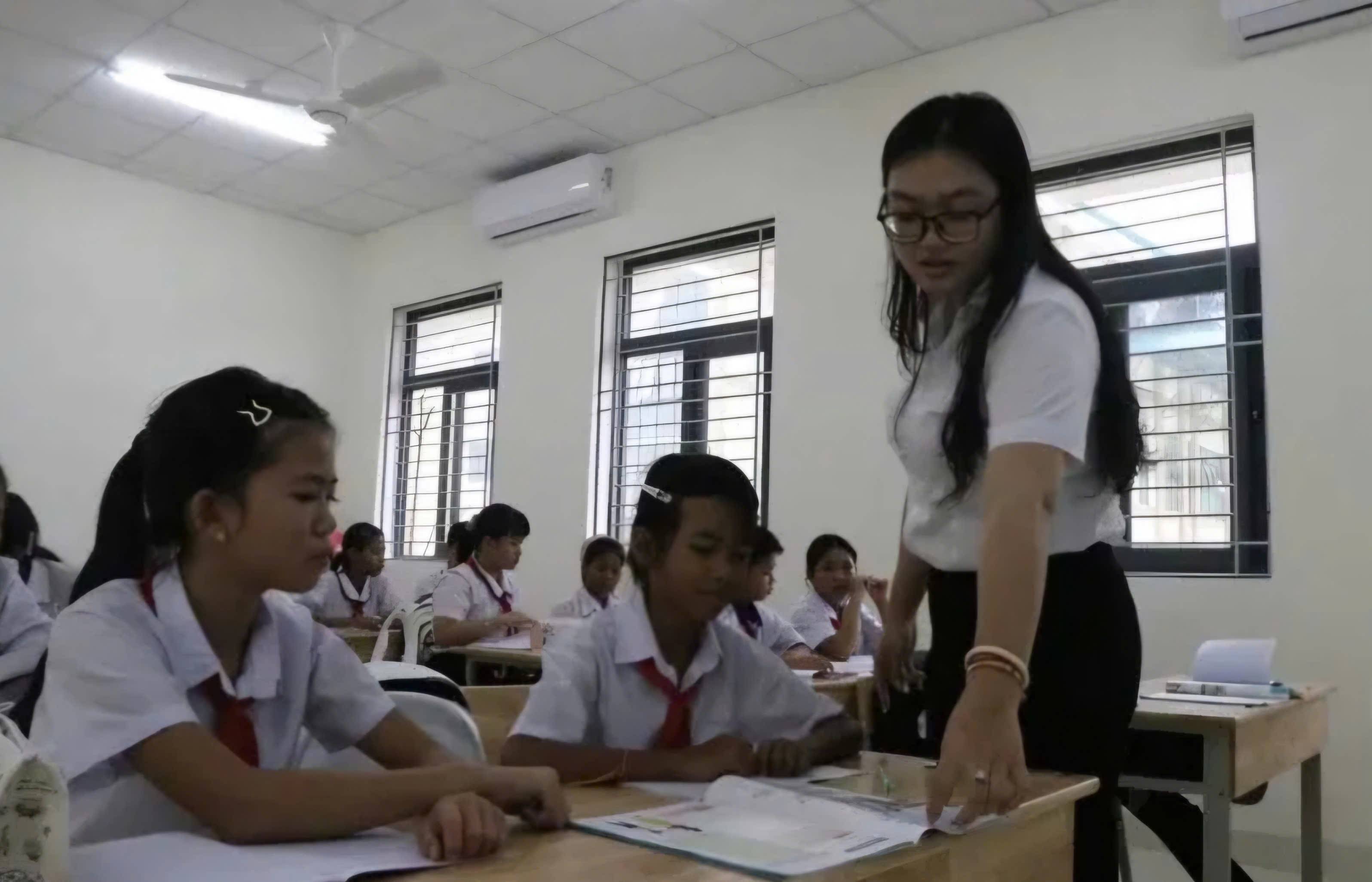 Học sinh mượn sách giáo khoa dùng chung tại Buôn Đôn